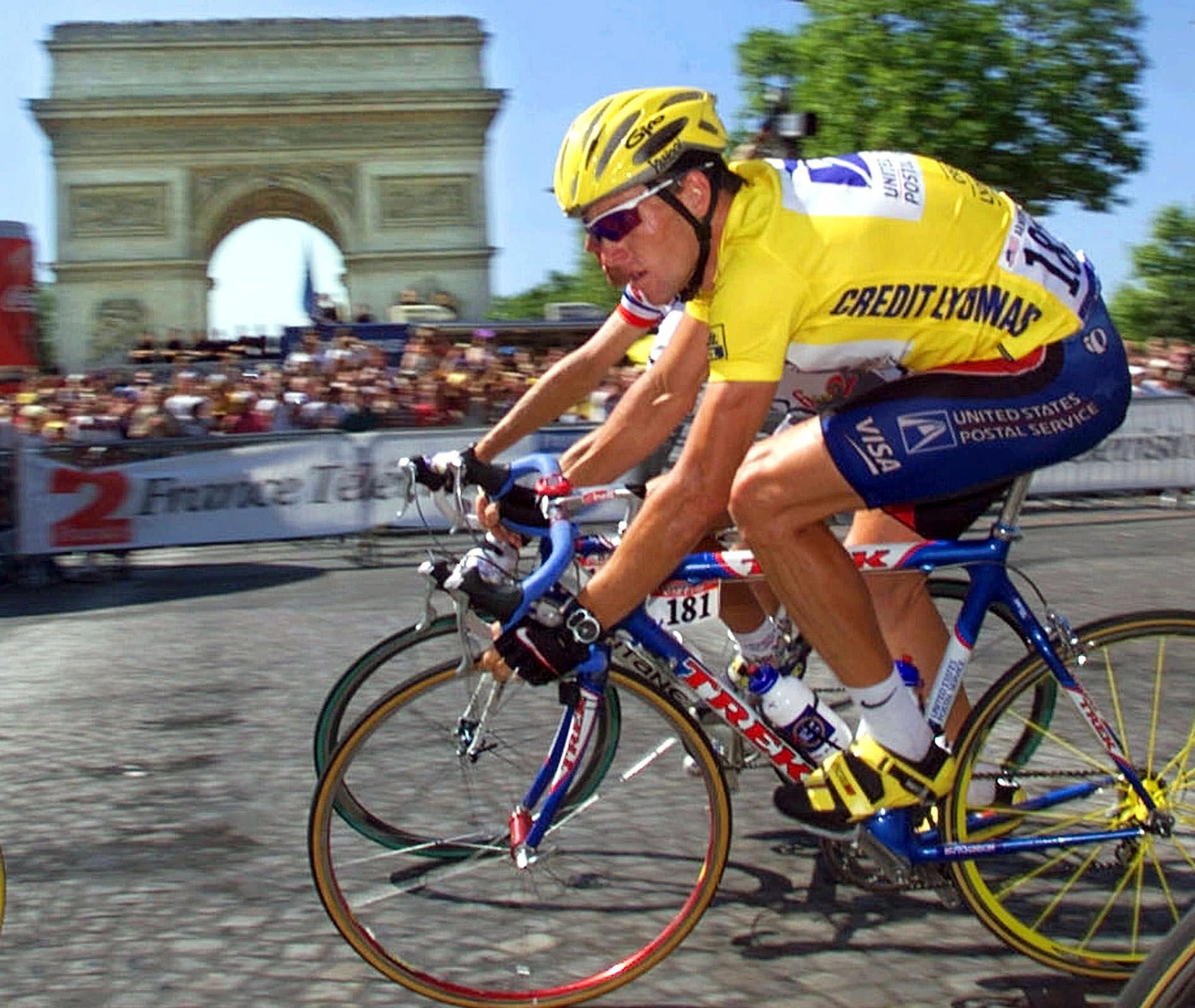 Lance Armstrong foran Triumfbuen i Paris på den avsluttende Tour-etappen i 1999.