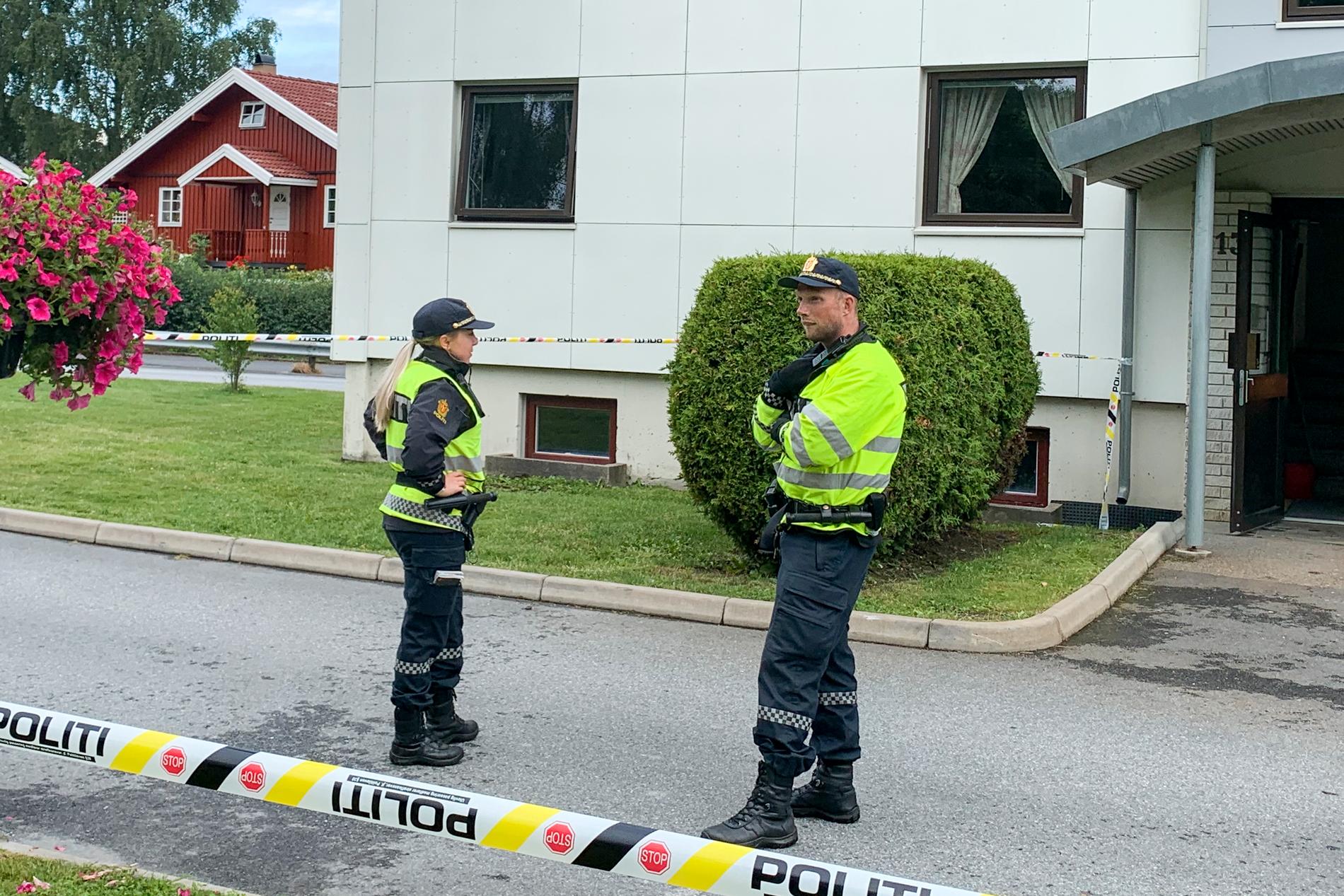 Politiet på stedet etter at en kvinne i 60-årene døde etter knivstikking i Halden. En mann i 30-årene er pågrepet. 