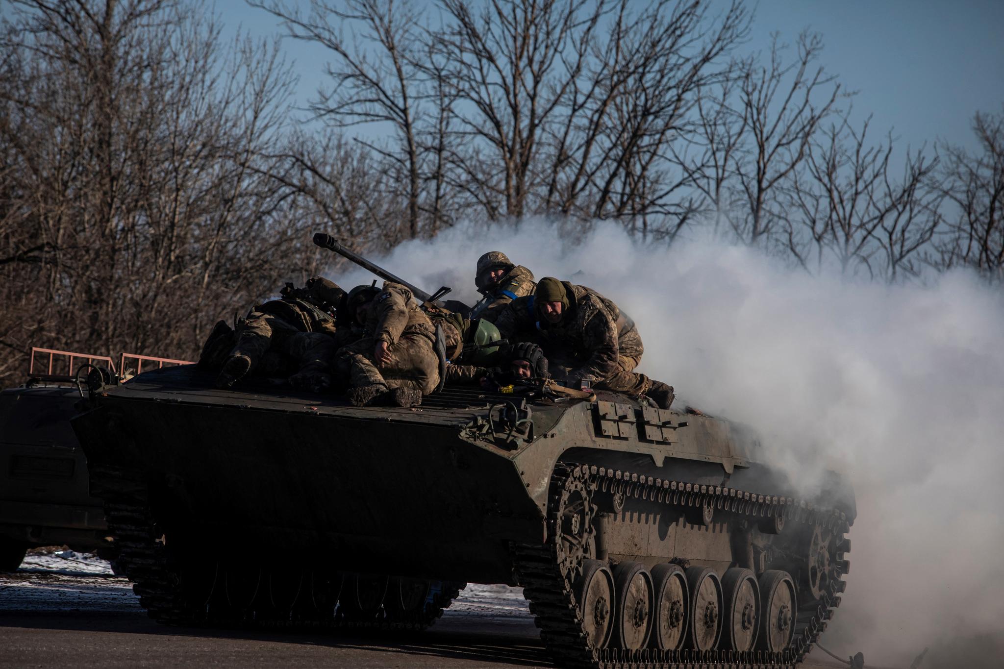 Ukrainske soldater klynger seg til toppen av et pansert kjøretøy ved fronten i Donetsk 8. februar. Flere meldinger viser at russiske styrker har trappet opp angrepene de siste dagene.