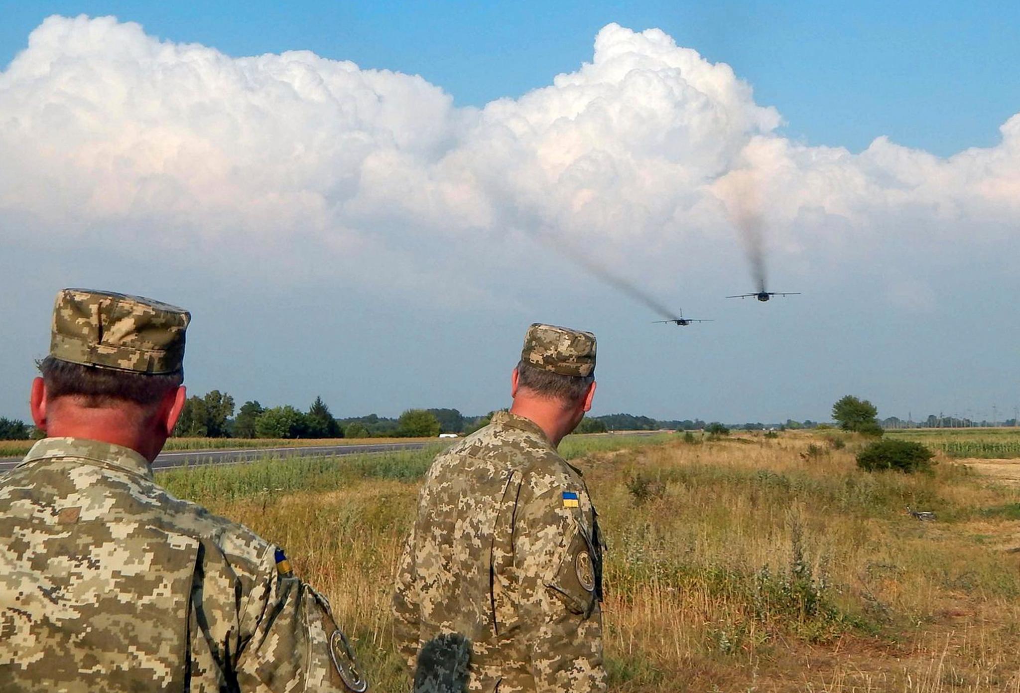 Ukrainske soldater følger med på egne bombefly under en øvelse 10. august.