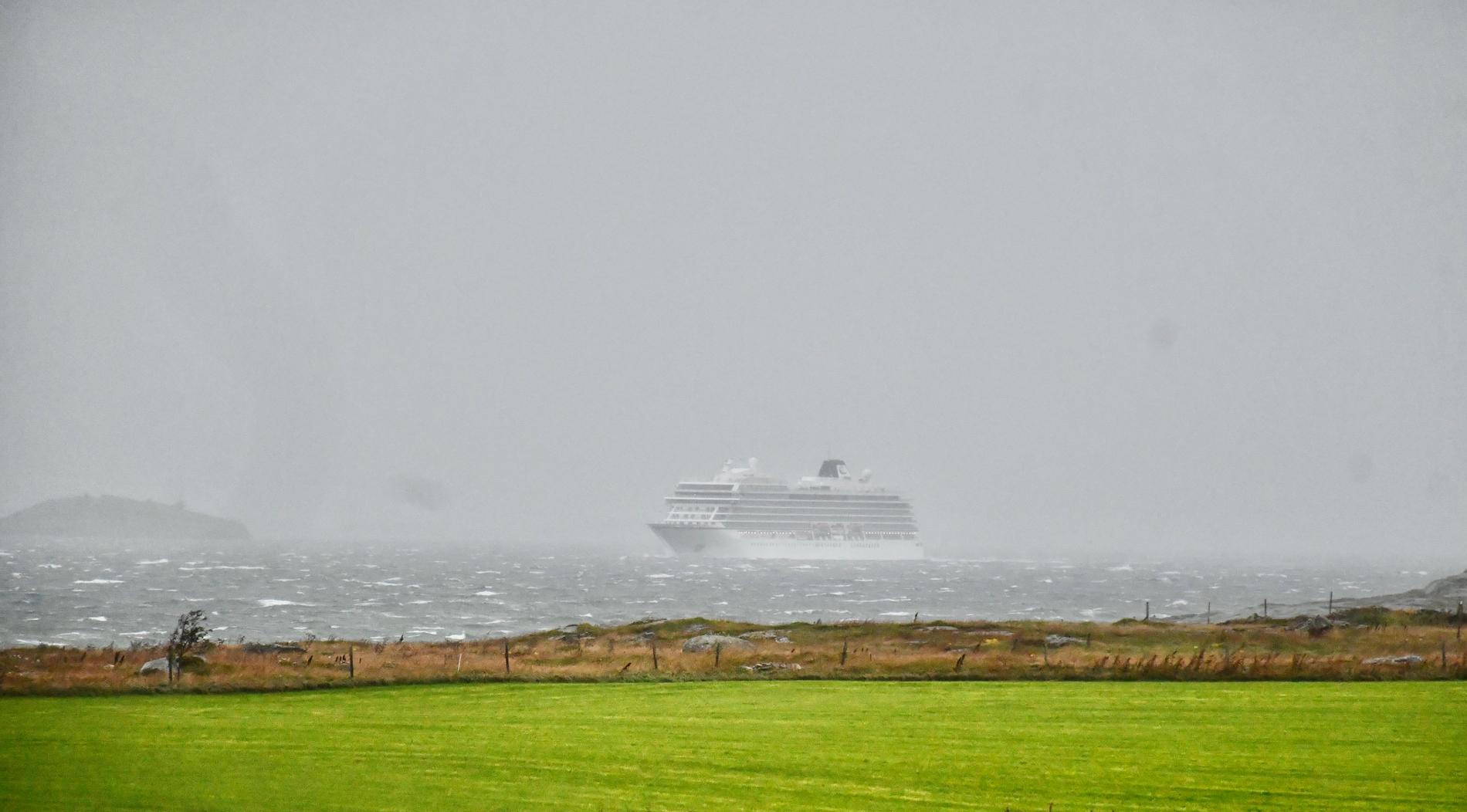 Viking Venus kom seg aldri til Stavanger, men måtte snu på grunn av kraftig vind. Her utenfor Bø klokka 07 i morges. 