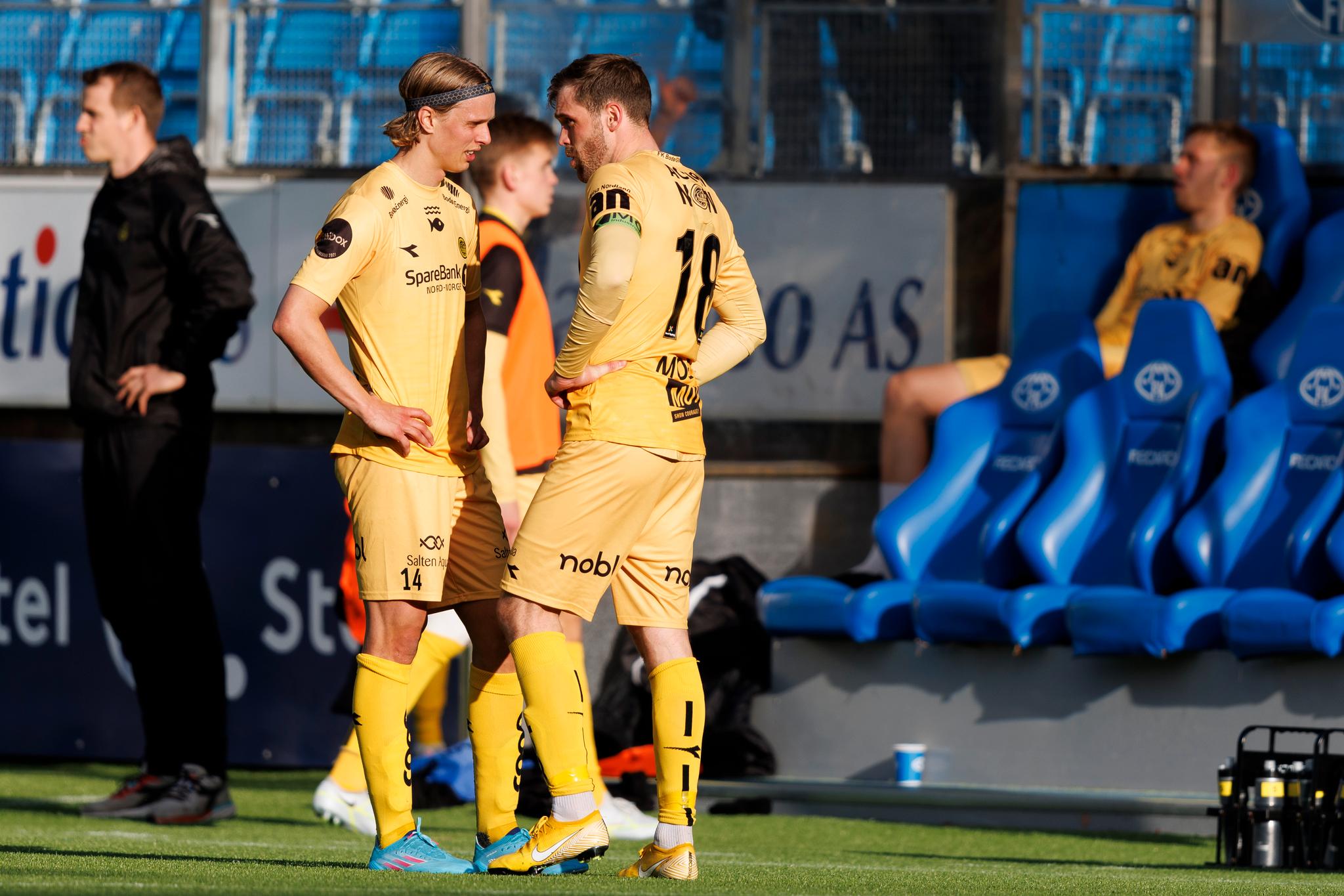 TUNG: Ulrik Saltnes og Brede Moe tar en prat ute på banen etter tapet mot Molde.