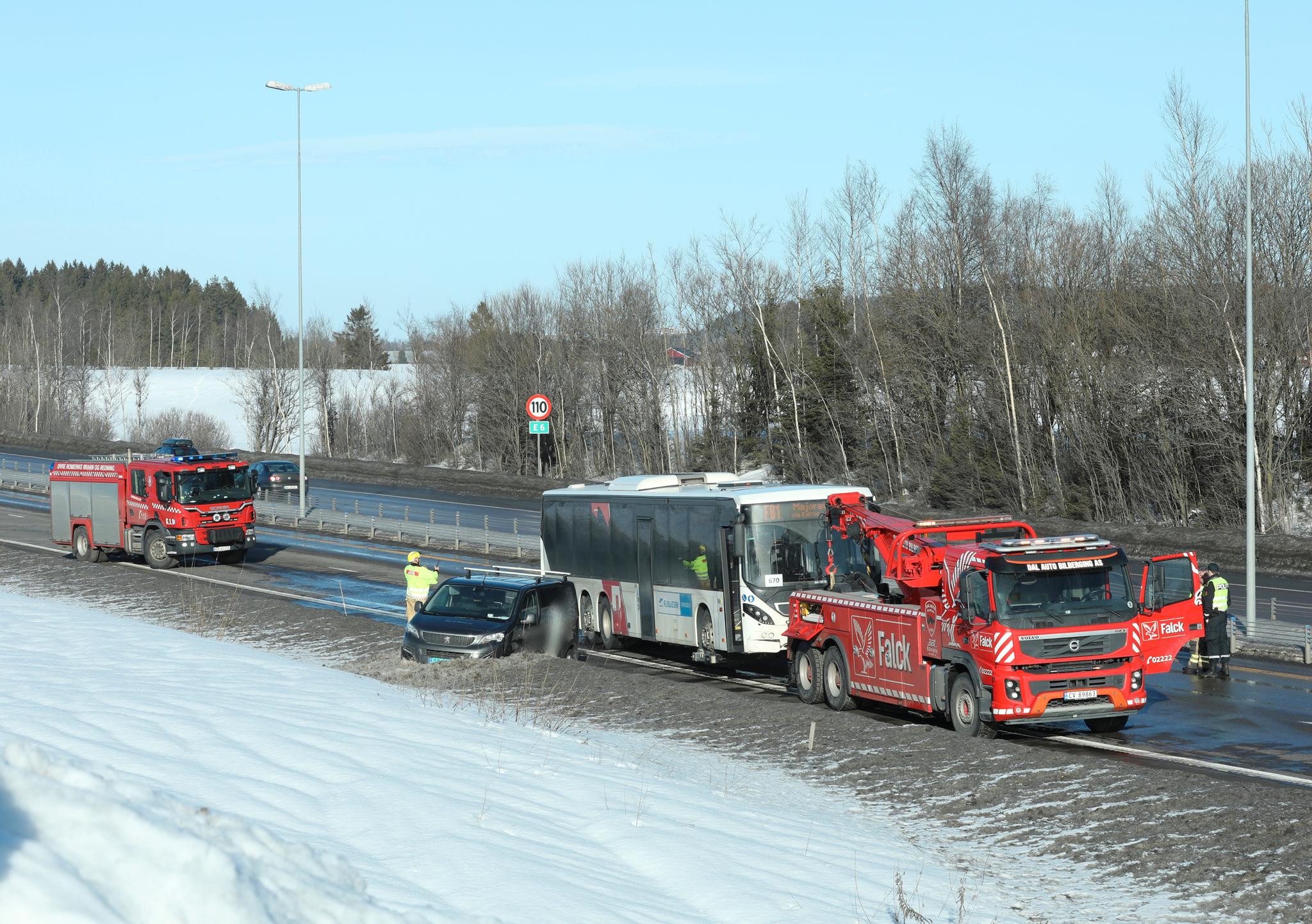En buss, to personbler og en lastebil var involvert i ulykken. 