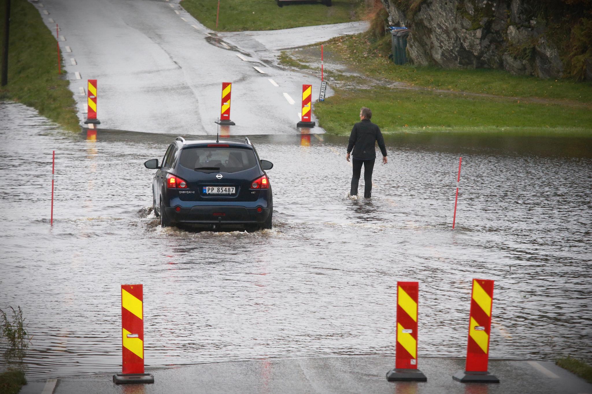 Også i dag ventes store mengder regn på Sørlandet, og folk oppfordres til å være varsomme og respektere skilting i områder med mye vann. 