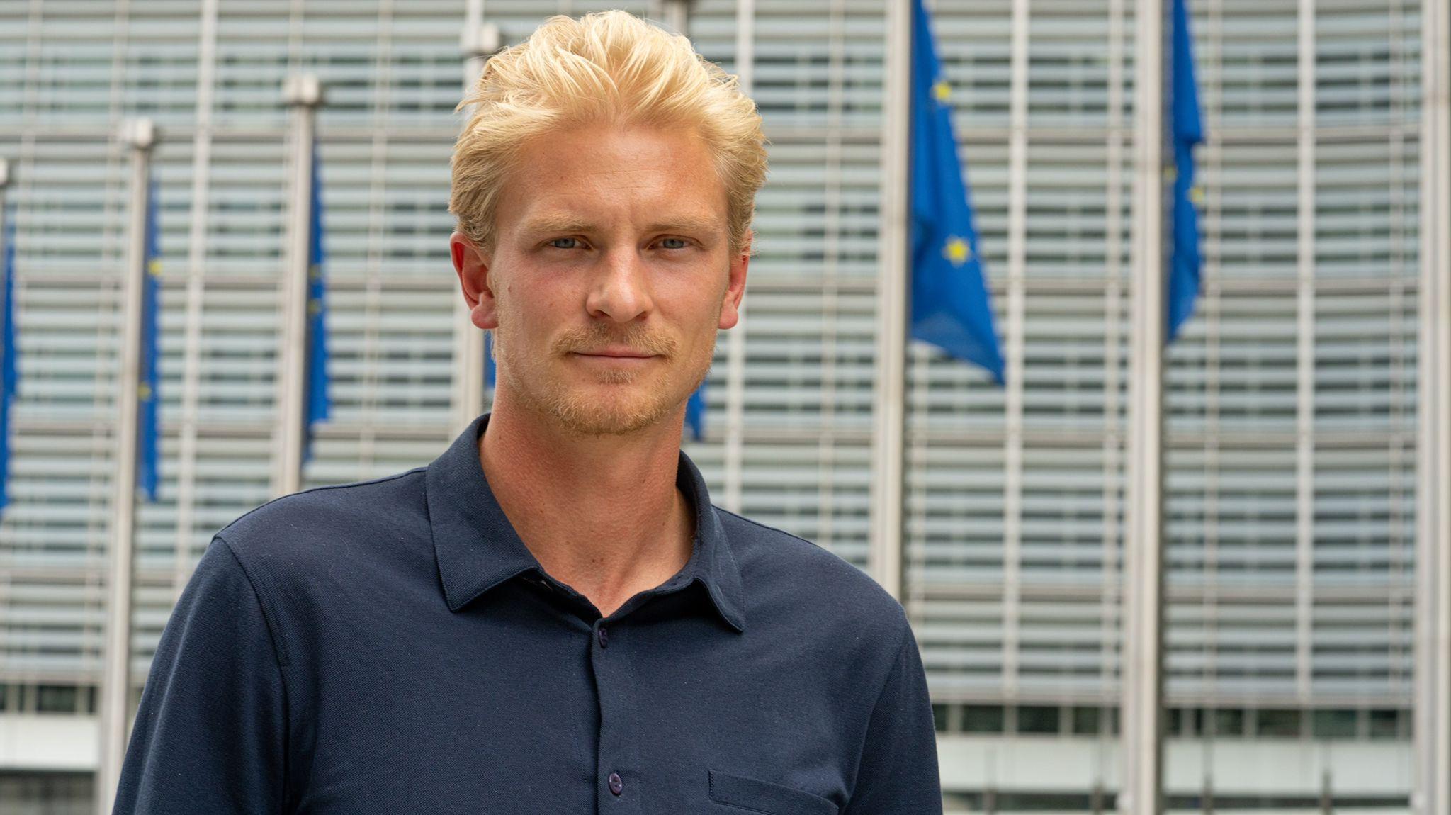 PÅ BESØK: Morten Thorsby utenfor EUs kontorer i Brüssel. 