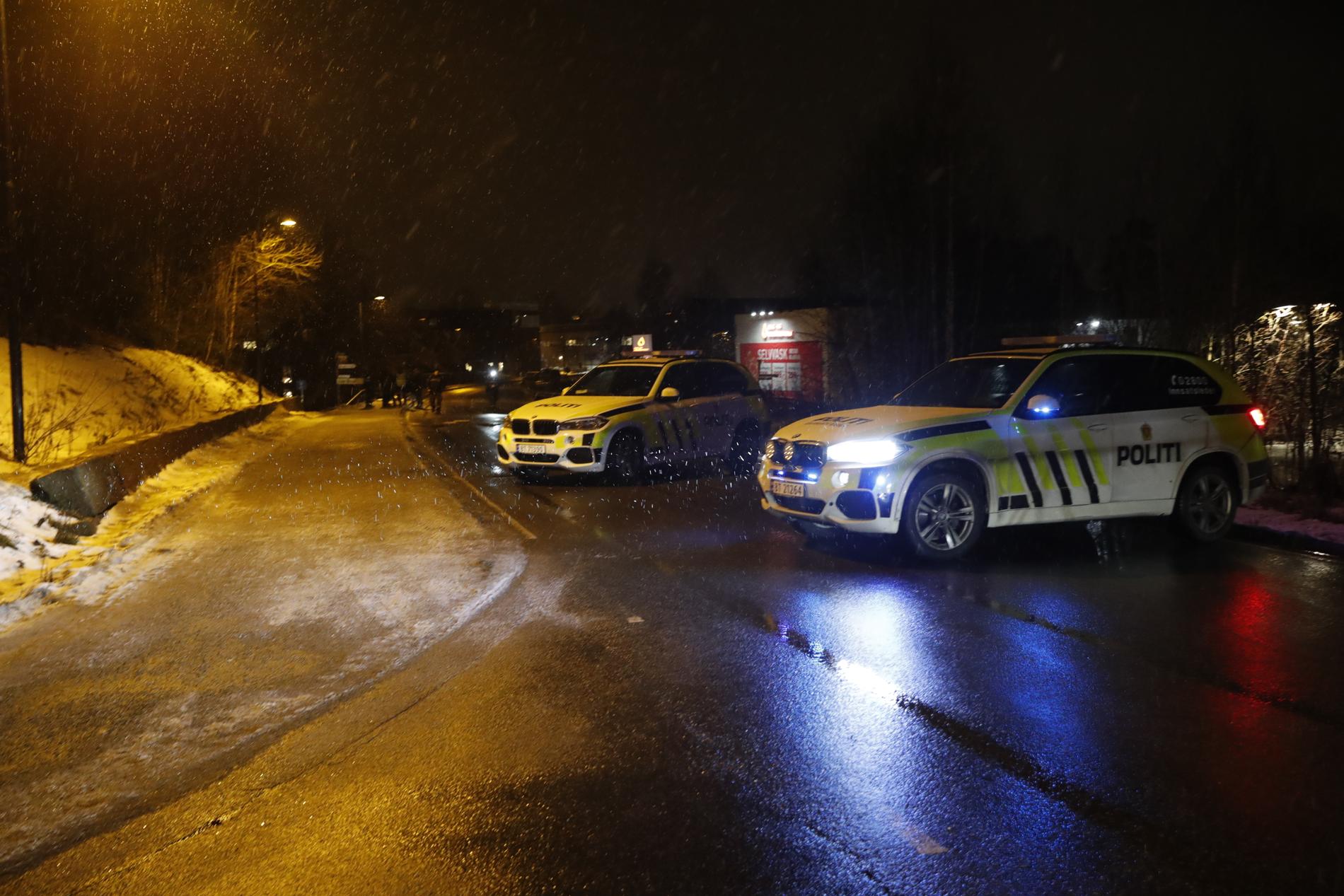 OBDUKSJON: Mannen som døde av skader utendørs i Hokksund mandag kveld, obduseres torsdag. Politiet etterforsker saken som et mulig drap. Ingen er pågrepet i saken. 