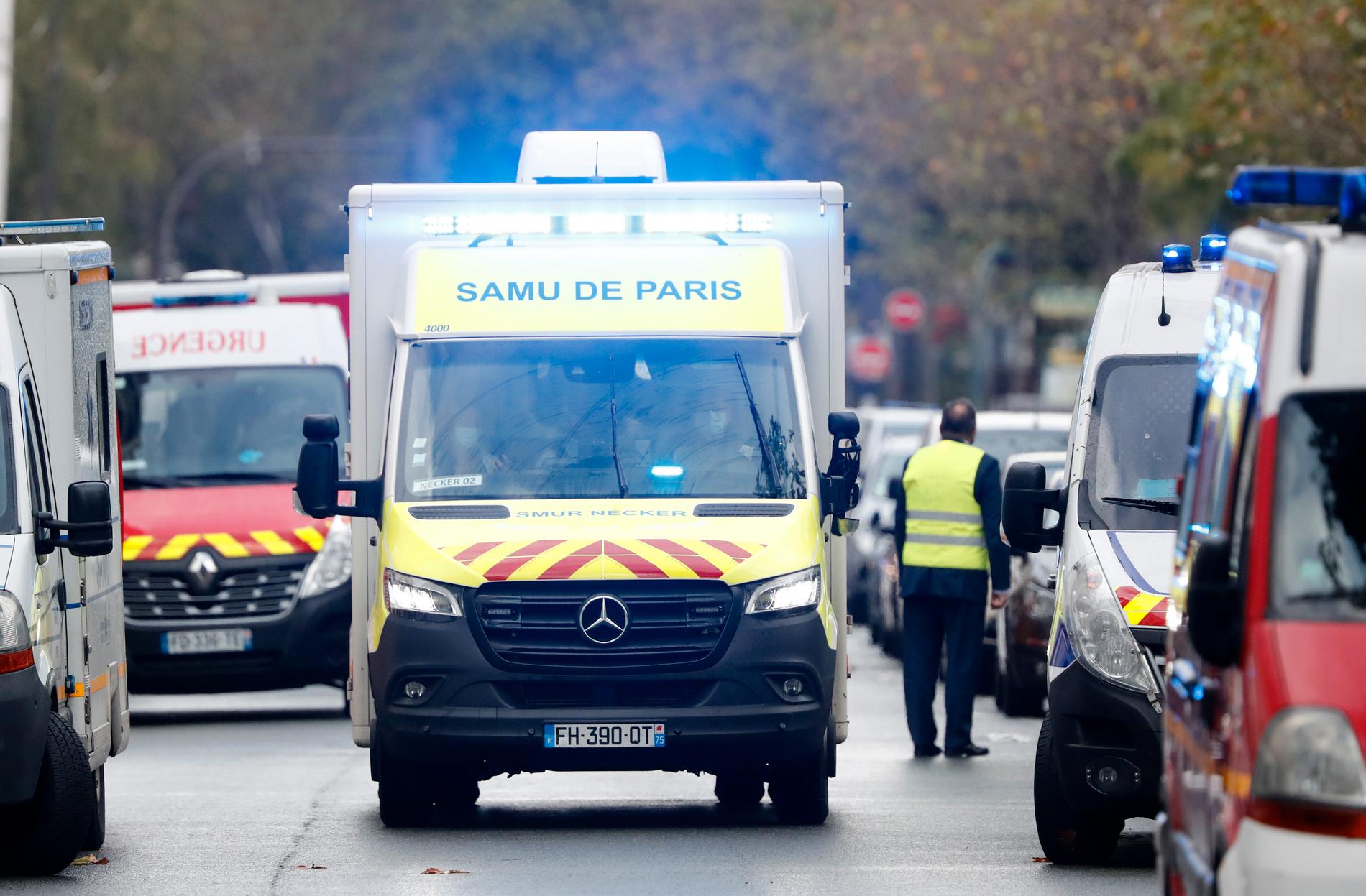 En person er pågrepet etter et knivangrep øst i Paris. Fire personer ble skadet, to av dem kritisk. 