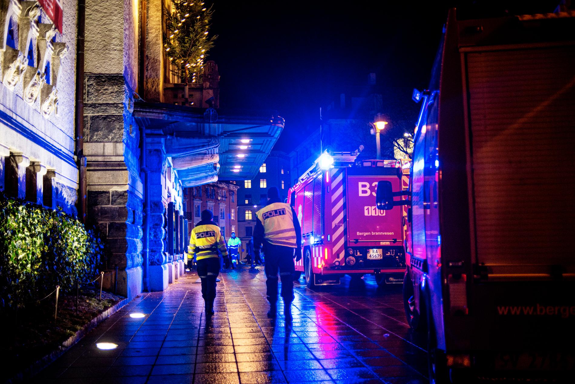 RYKKET UT: Politi, Brannvesen og Bergen vann rykket ut til DNS fredag kveld, og publikum ble evakuert under forestillingen «Å Bergen, Bergen».