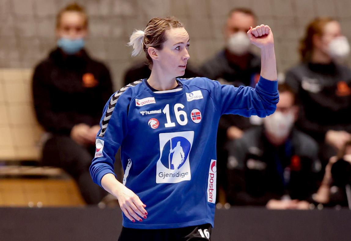 LIKE STERK: Katrine Lunde leverte en ny god landskamp sammen med keeperkollega Silje Solberg.