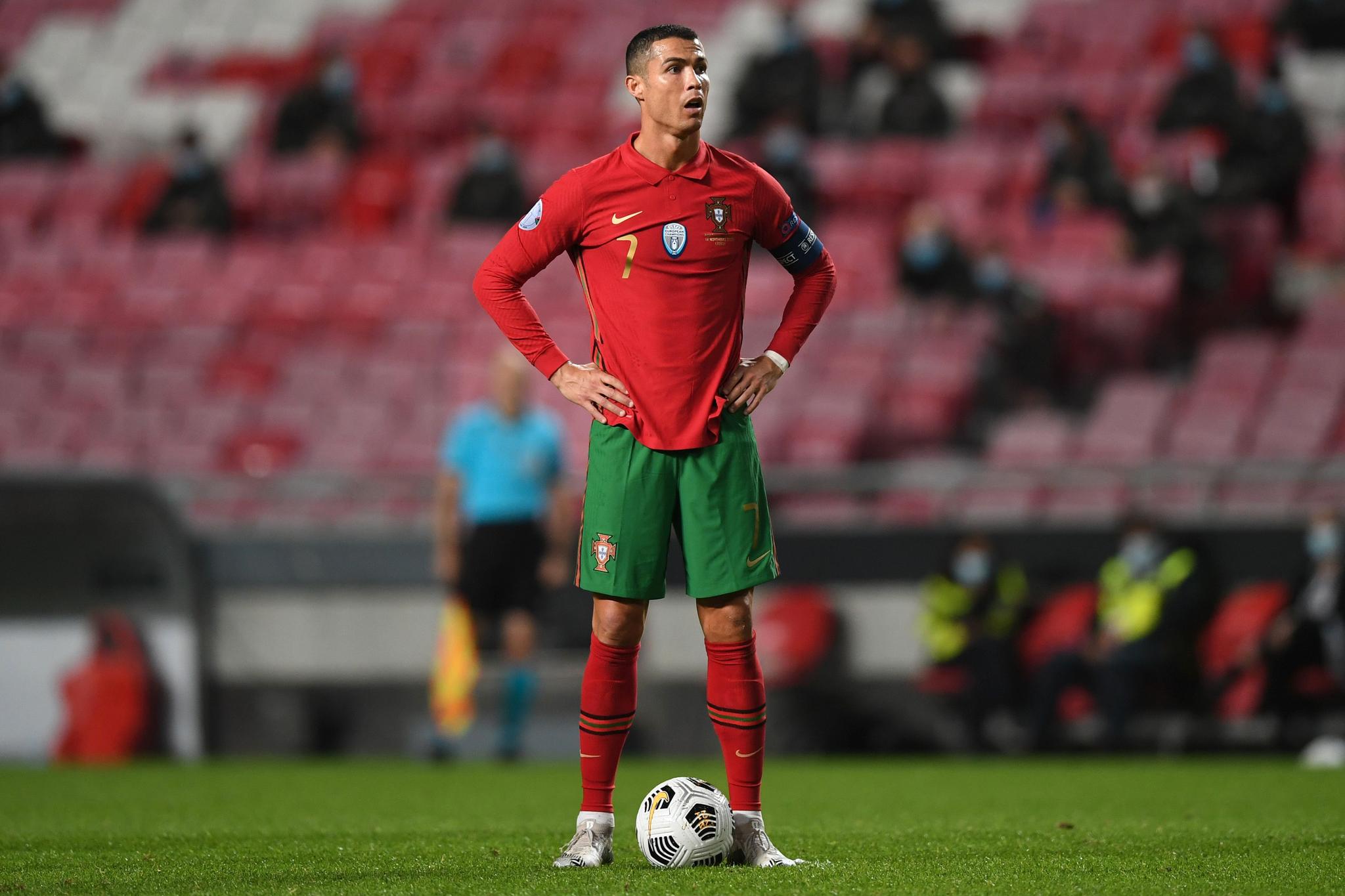 Cristiano Ronaldo ble smittet av koronaviruset på landslagssamling med Portugal.