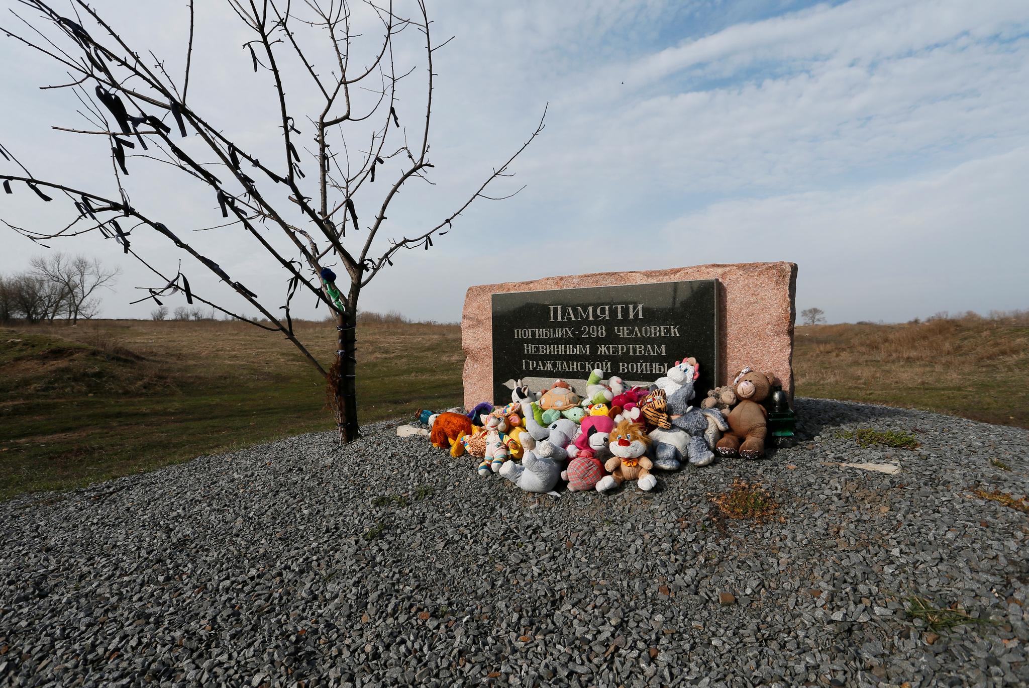 Minnesmerke for de omkomne i MH17-kræsjet i Donetsk-regionen i øst-Ukraina. Folk har lagt ned leketøy til minne om ofrene. 