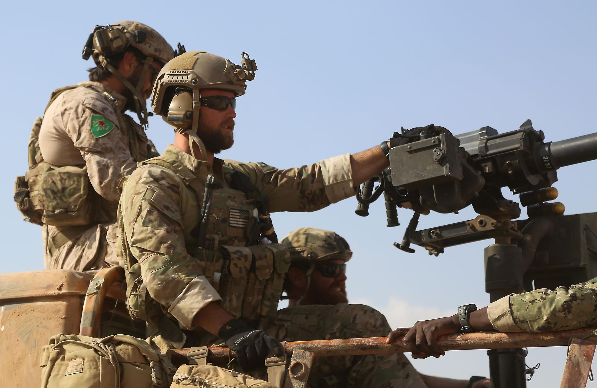 Dette bildet skal angivelig vise en amerikansk soldat som samarbeider med en kurdisk milits i Syria.