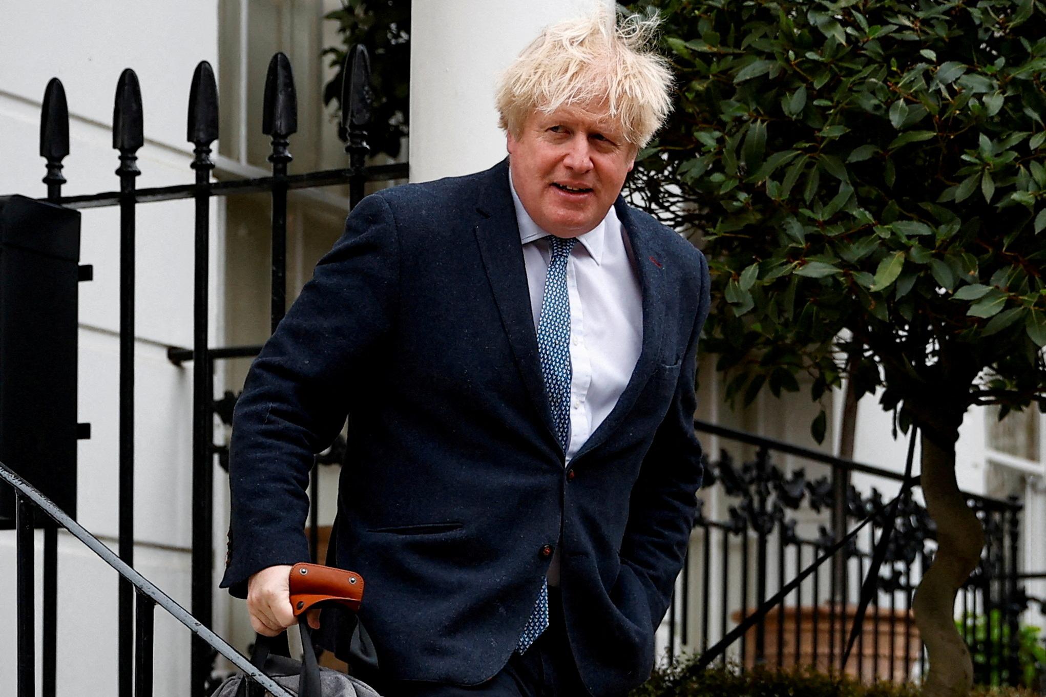 Boris Johnson utenfor hjemmet sitt i London i mars. Fredag kom nyheten om at han trekker seg fra Parlamentet.