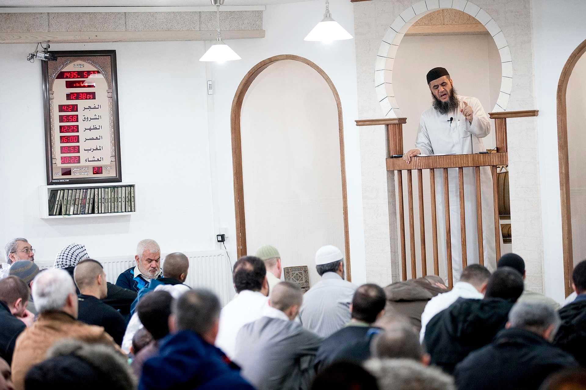 Her holder Imam Abu Bilal fredagsbønn  i Grimhøj-moskeen i Århus. Han har med sitt ekstreme budskap fått danske politikere til nok en gang å kreve at moskeen må bli stengt.