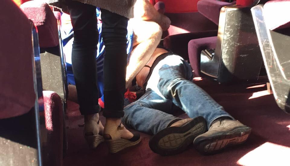 Dette bildet av den skadede Mark Moogalian dukket opp på Twitter mens dramaet på Thalys-toget pågikk.