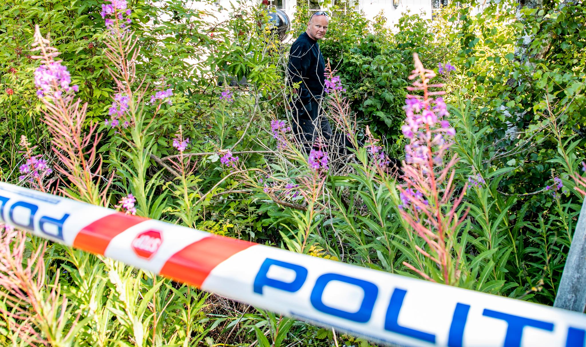 Kripos søkte med hund mandag formiddag i området der Christian Halvorsen (43) søndag ble funnet skutt og drept. 