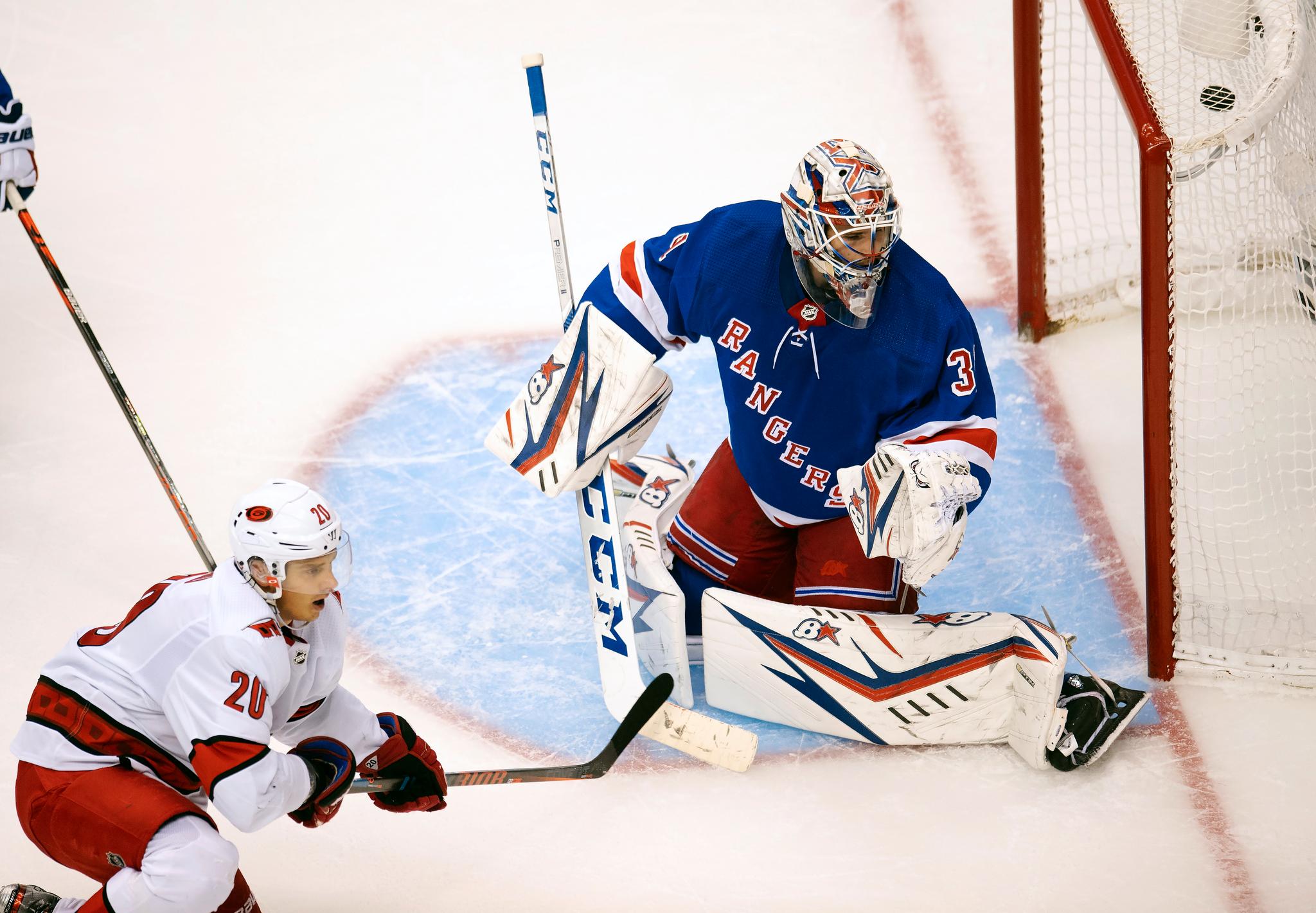 Sebastian Aho scoret to ganger på tampen da Carolina Hurricanes sendte New York Rangers ut av NHL-sluttspillet tirsdag. 