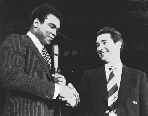 LEGENDER: Den gamle Nottingham Forest-legenden Brian Clough (t.h) hilser på en annen legende; bokseren Muhammad Ali. Bildet er tatt for sjuuukt lenge siden, i 1974.