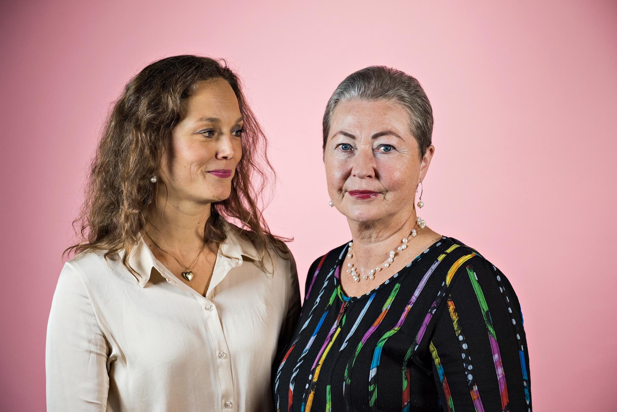 Christina Five Berg (t.v.) er jurist og forfatter av boken «Kaci, min mamma». Her med sin mor, Kaci Kullmann Five i forbindelse med en reportasje i A-magasinet i 2015 (lenke lenger ned i saken). Five gikk bort i februar 2017.