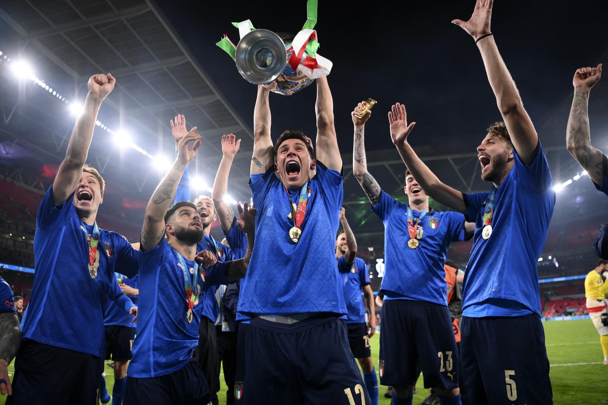 De italienske spillerne feirer EM-gullet på Wembley. 