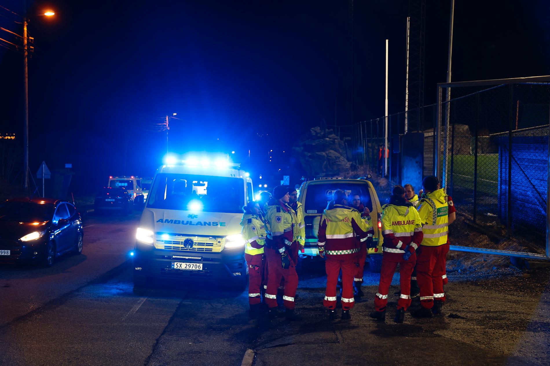 Ambulansepersonell  hadde tatt oppstilling ved Skålevik idrettspark i kveld.