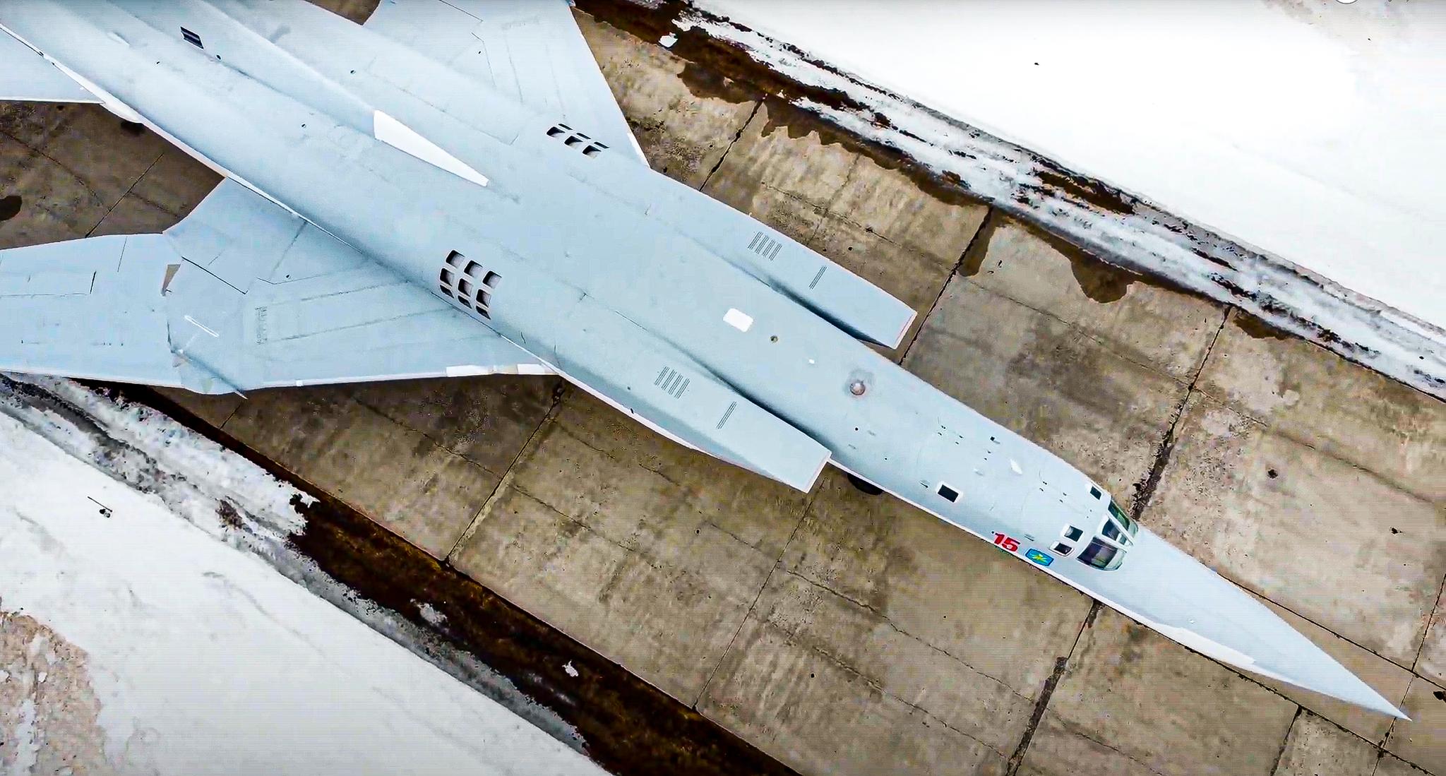 Et russisk Tu-22M3 bombefly tar av fra en flybase i Kaluga. USA ser med økende bekymring på det de hevder er russisk opprustning i nord. 