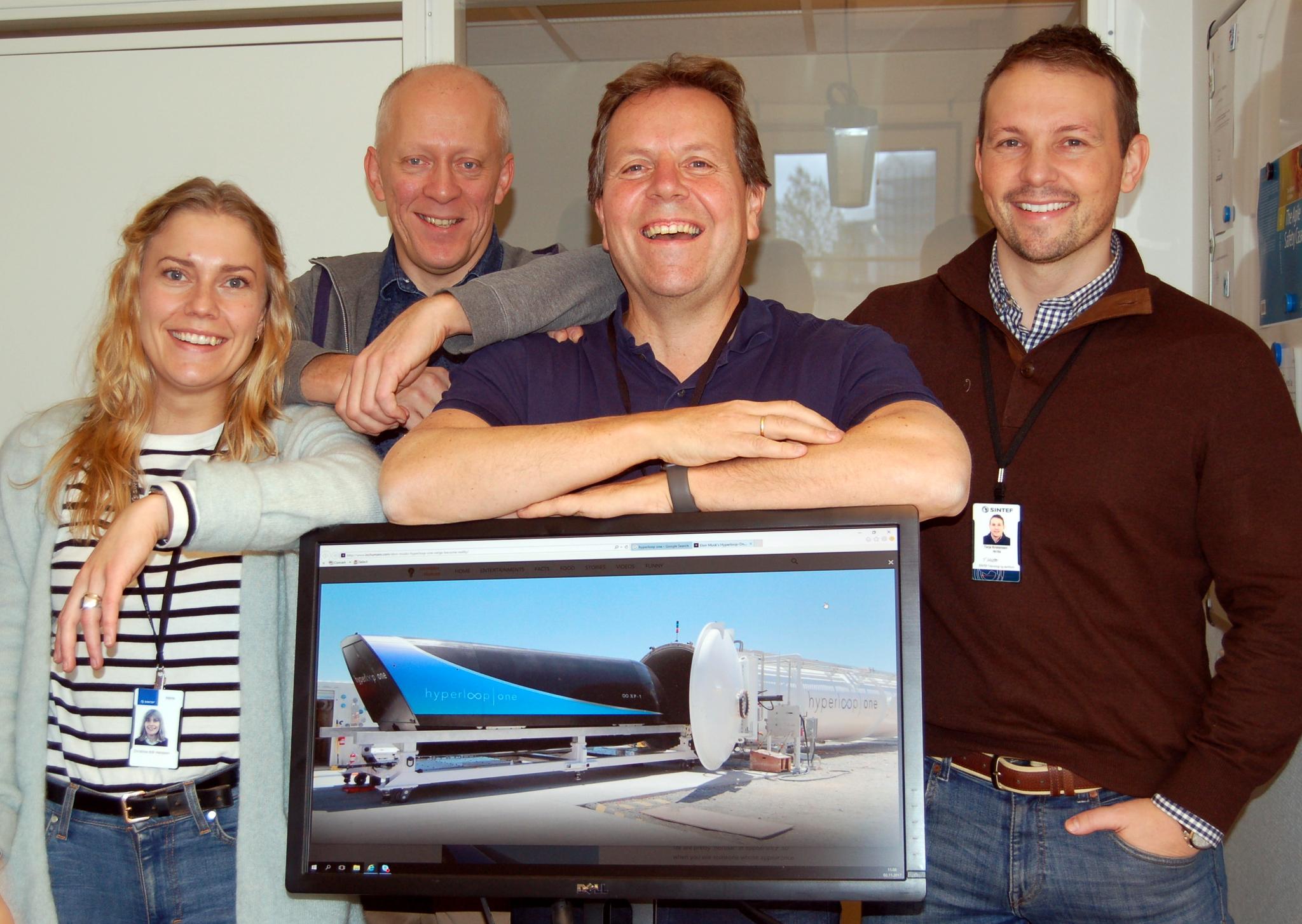  Har tro på hyperloop-teknologien. Et team fra SINTEF fotografert etter hjemkomst fra besøk hos selskapet Virgin Hyperloop One i USA. Fra venstre: Christina Hanssen, Geir Kjetil Hanssen, Thor Myklebust og Terje Kristensen.