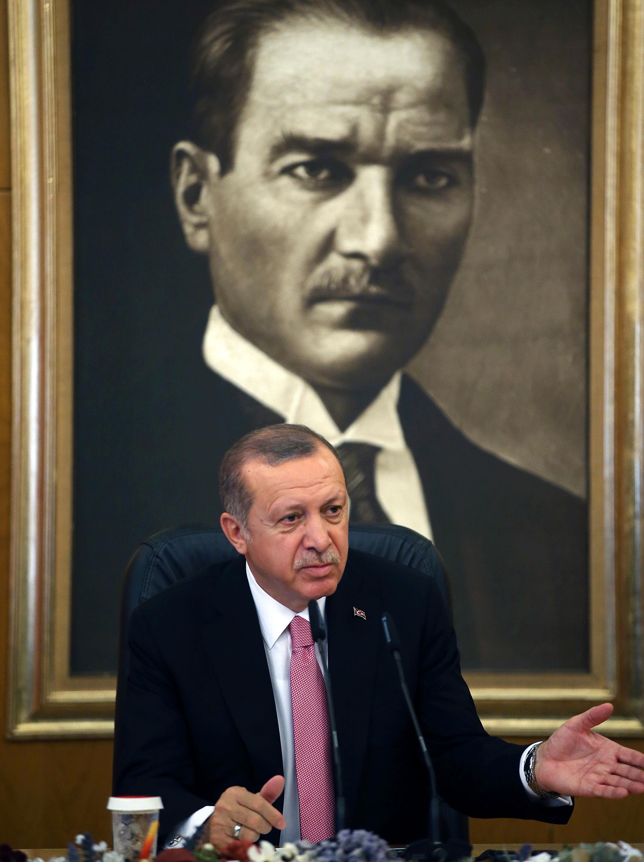  Et bilde av det moderne Tyrkias grunnlegger, Mustafa Kemal Atatürk, henger bak landets nåværende president, Recep Tayyip Erdogan. 