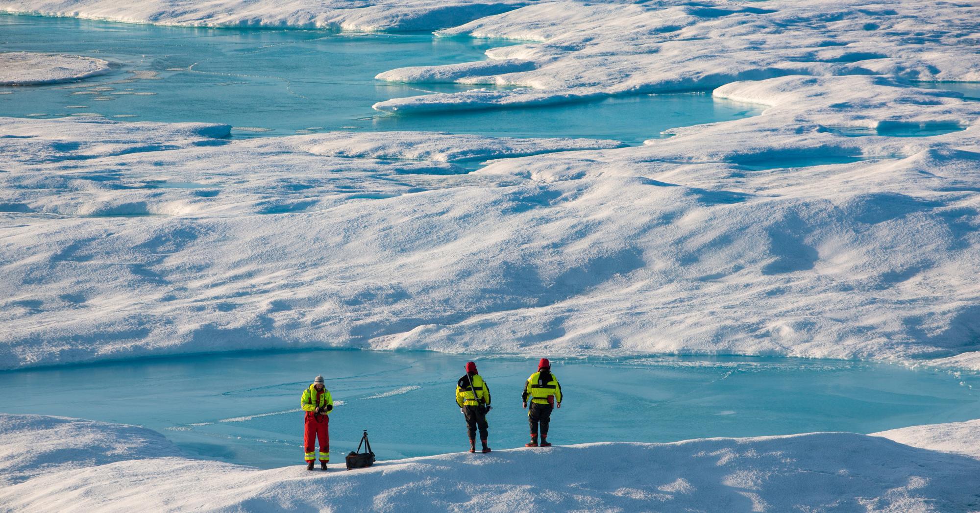 Is- og havforskere undersøker isen i Framstredet under den årlige ekspedisjonen. 