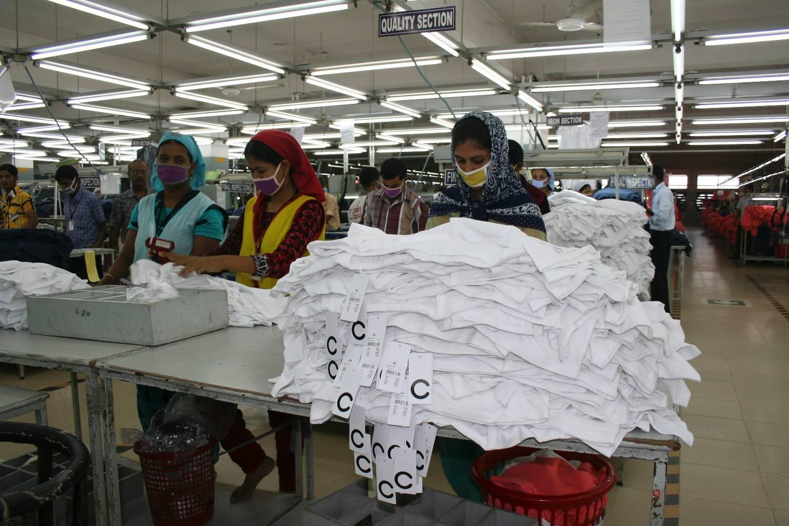 Bunken med hvite Cubus-T-skjorter kontrolleres nøye før de pakkes ned og sendes til Norge. Det er varmt i lokalet, støynivået er høyt, og de ansatte jobber seks dager i uken. Likevel er arbeiderne på ICCL-fabrikken i utkanten av Dhaka uten tvil blant de mer privilegerte tekstilindustriarbeiderne i Bangladesh.