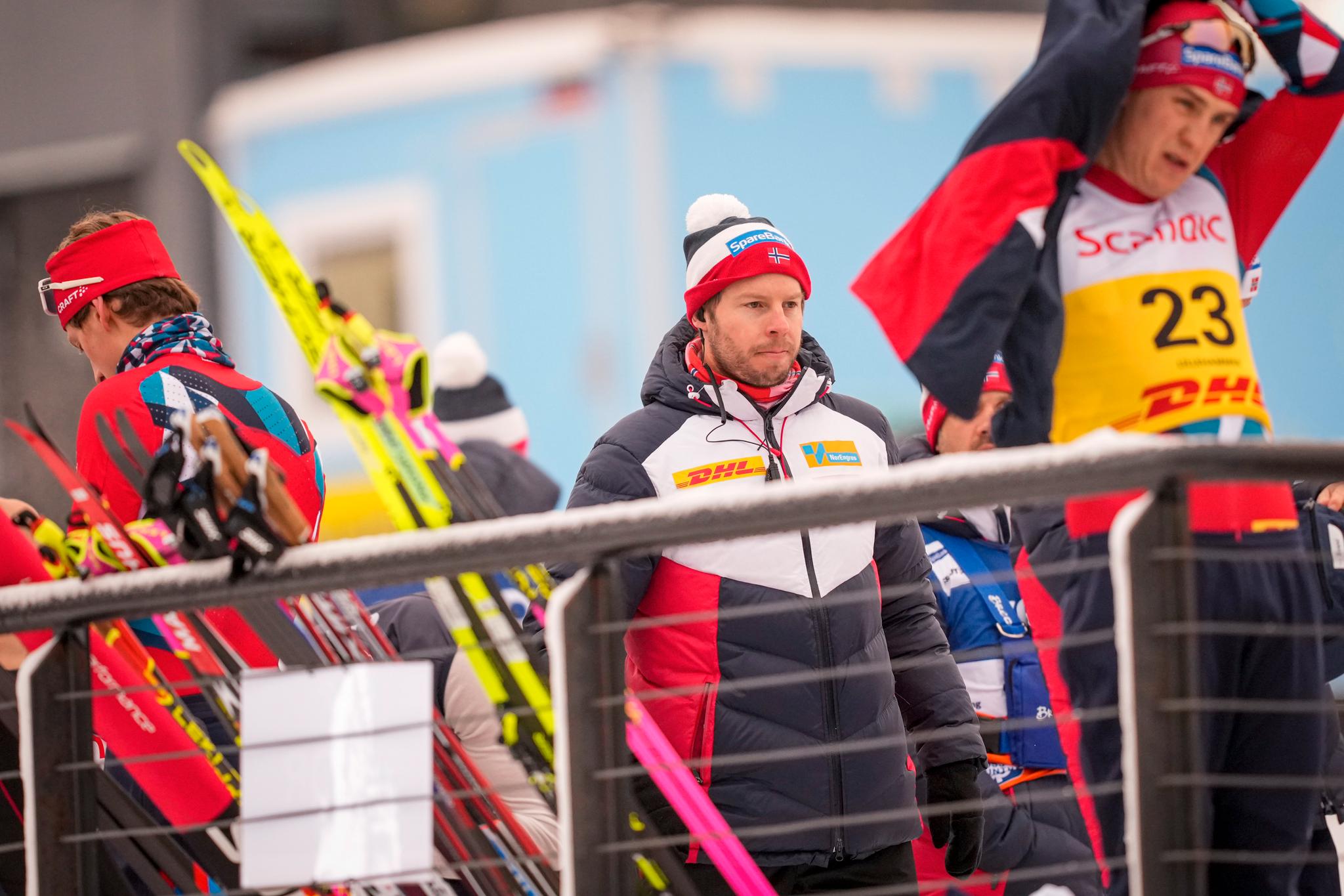 BLE TATT UT: Erik Valnes, her sammen med distansetrener Eirik Myhr Nossum under verdenscupen på Lillehammer sist helg. 
