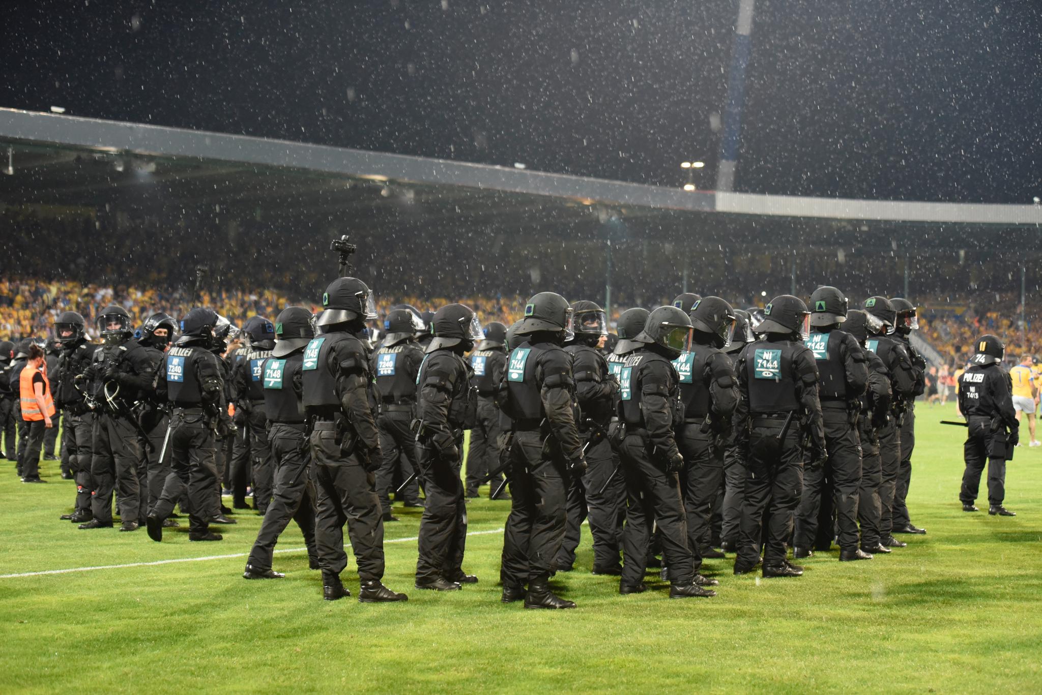 Flere hundre politibetjenter dannet flere lag rykke murer mellom de to lags supportere. 