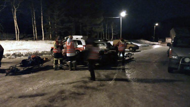 Rundt 30 personer fra Røde Kors og Norske redningshunder deltar i søket etter helikopteret som er savnet sør i Hordaland.