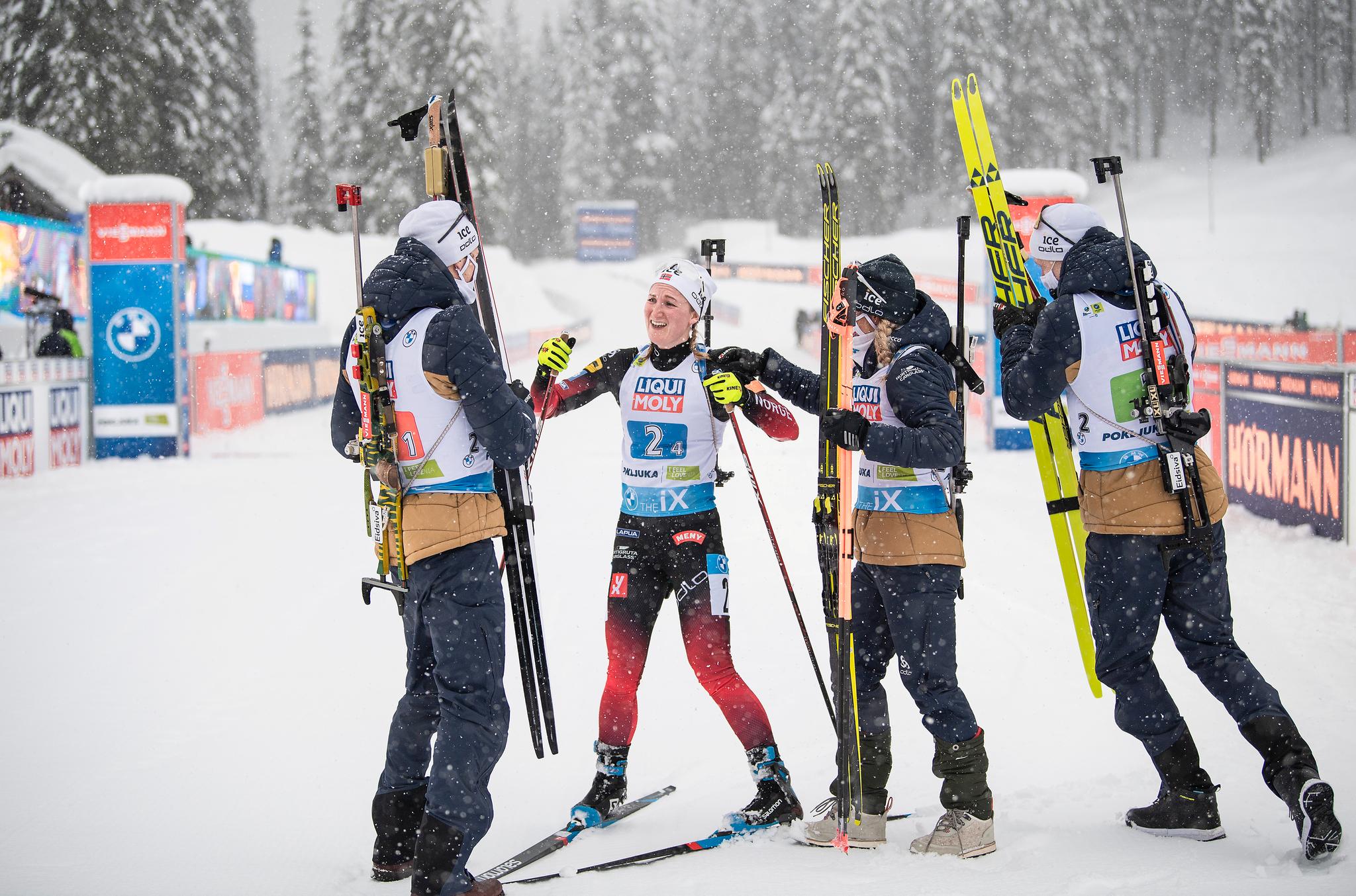 Det norske laget flokker seg rundt Marte Olsbu Røiseland etter at dramaet på siste stående var over og hun kunne gå inn Norge som gullvinner i VMs første øvelse. 
