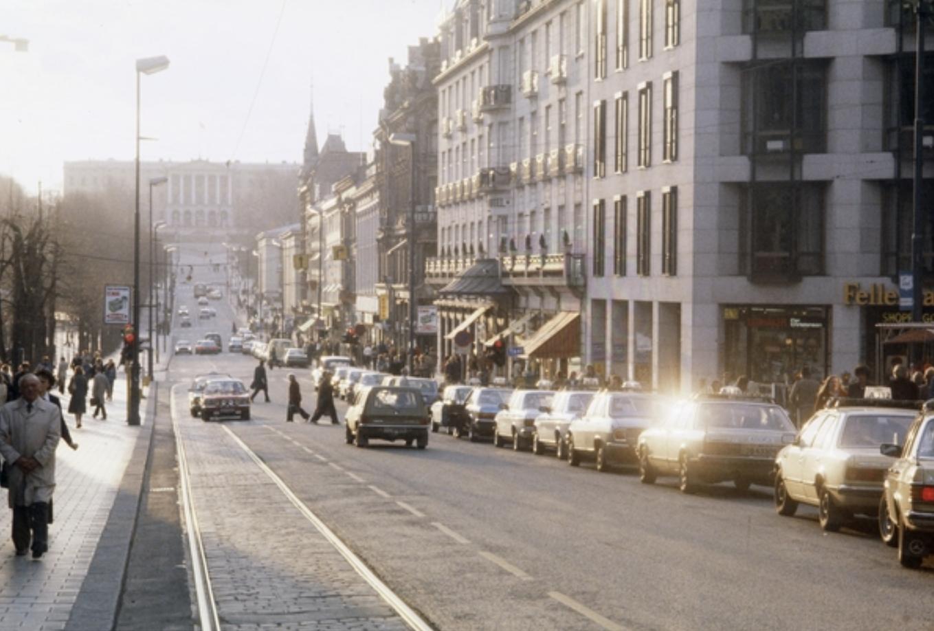 Bildet viser Oslo sentrum og Karl Johans gate i 1980.
