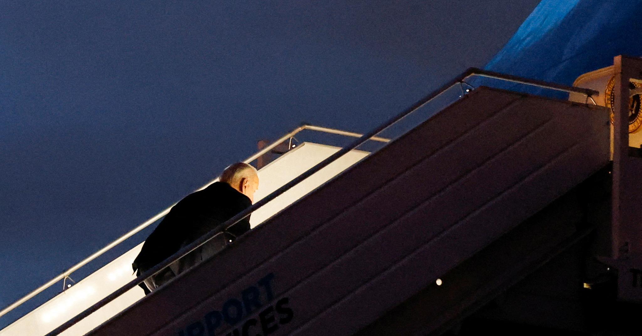 Her snubler Joe Biden i flytrappen på vei hjem fra Polen. Det sås igjen tvil om han vil stille til valg for en ny periode i Det hvite hus.