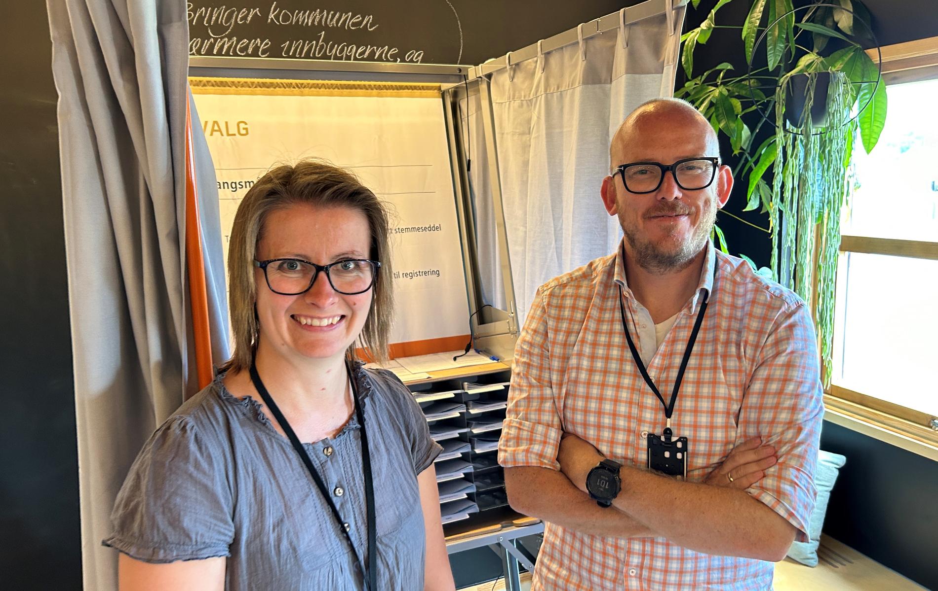 Valansvarleg Linda Vestersjø og innbyggarkoordinator Oddvar Vignes ved avlukket for førehandsstemming på Finnøy.
