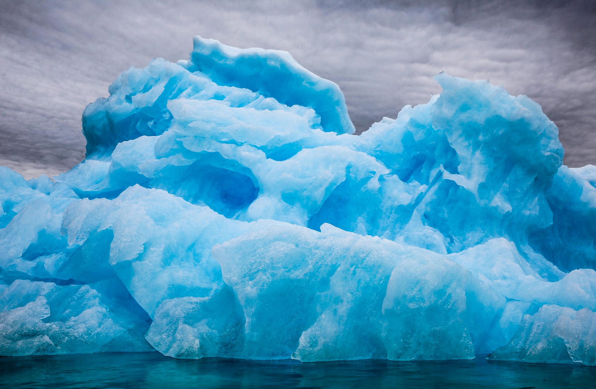 Den asurblå isen i Narsaq på Grønland har kalvet fra den enorme isbreen på kjempeøya. Grønland har de siste årene mistet is tilsvarende en gigantisk isblokk på 7,5 kilometer på alle sider. 