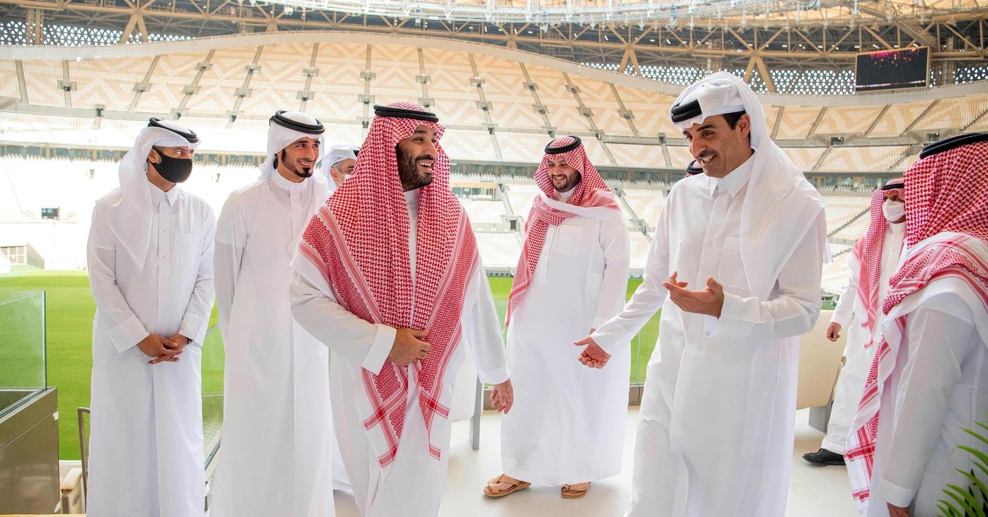 Saudi Arabias kronprins fikk i desember i fjor omvisning på fotballstadion av Qatars emir, Sheikh Tamim bin Hamad al-Thani. 