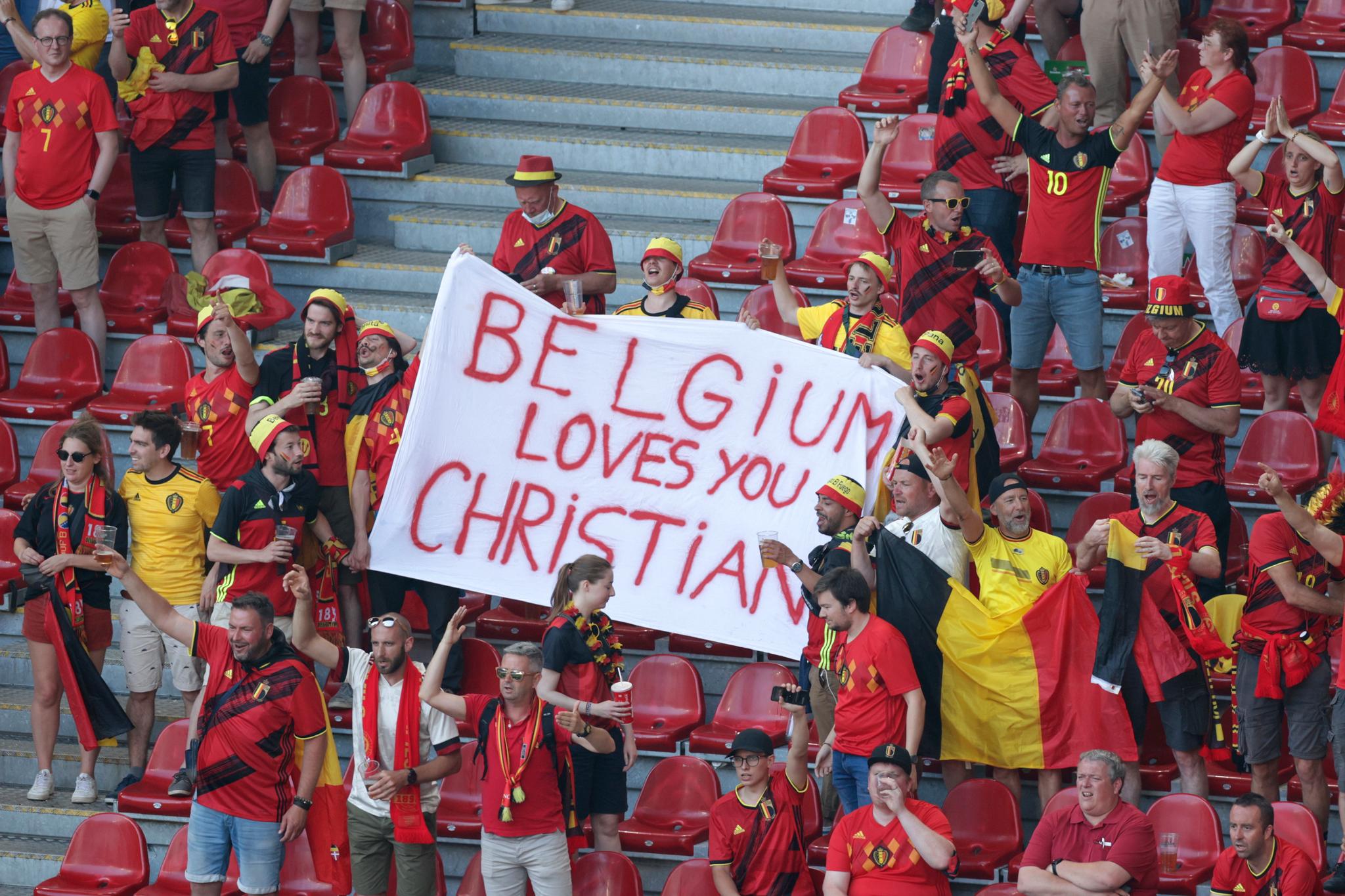 Christian Eriksen ble hyllet også av de belgiske supporterne. 