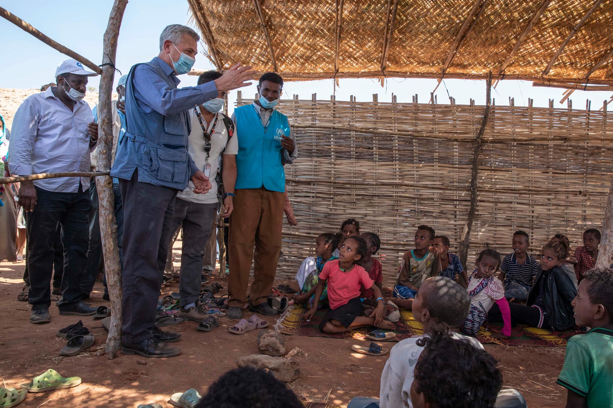 FNs høykommissær for flyktninger Filippo Grandi besøkte lørdag etiopiske flyktninger i leiren Umm Rakouba øst i Sudan. 