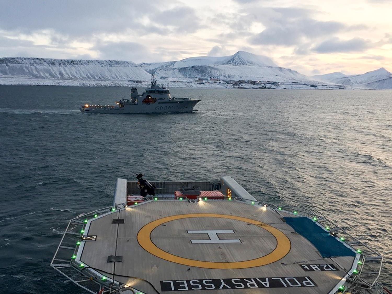 LETER: «Polarsyssel» og KV Barentshav deltar i letingen etter det russiske helikopteret som styrtet på Svalbard torsdag. Bildet er tatt fredag nord for Kap Heer. 