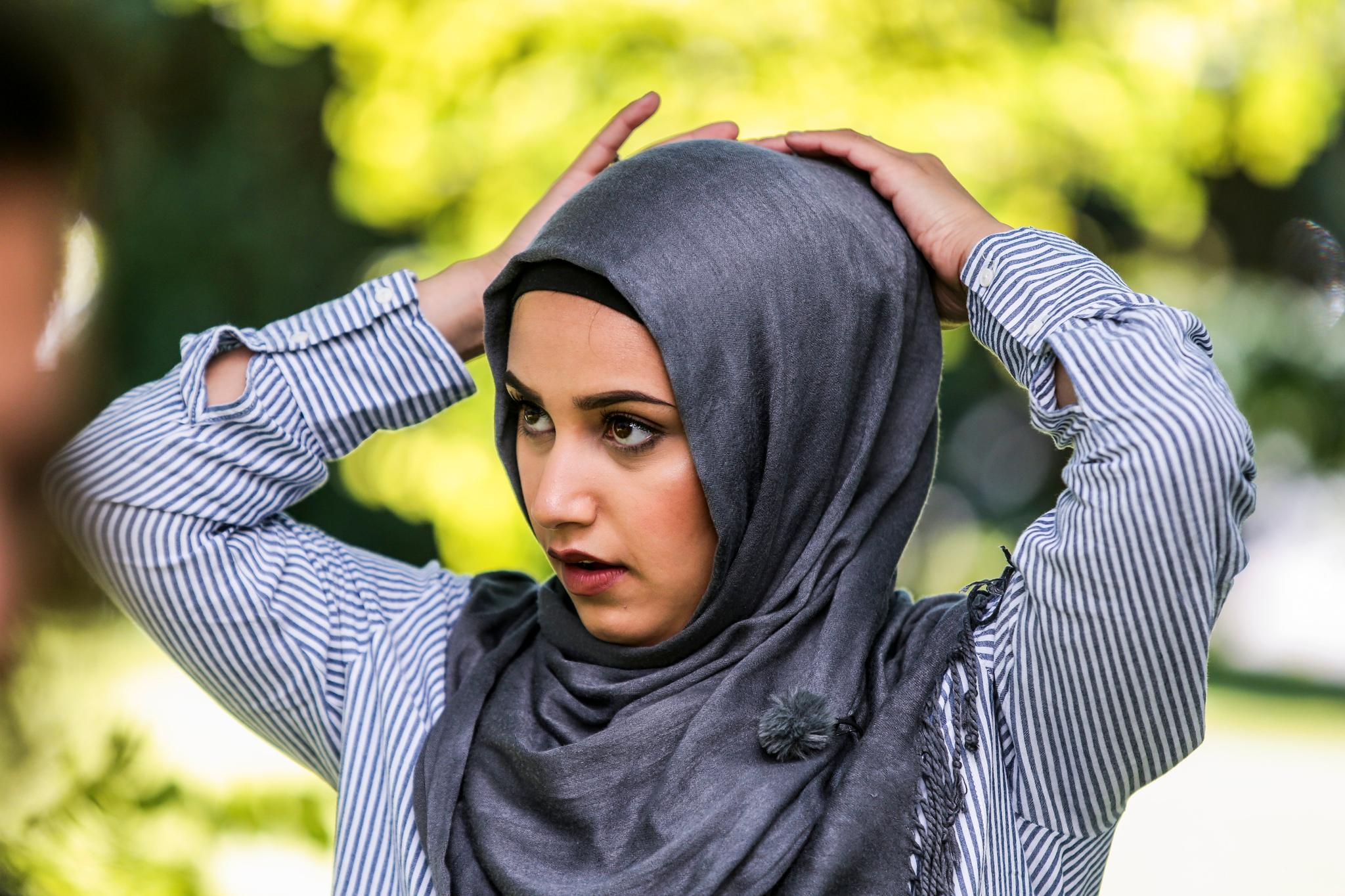  Hvorfor mener enkelte at man ikke skal få lov til å bruke hijab på norsk TV da? spør Anna (17).