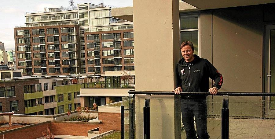 I Vancouver blir det godt å bo for OL-deltagerne, mener toppidrettssjef Jarle Aambø, der han står på en av balkongene.