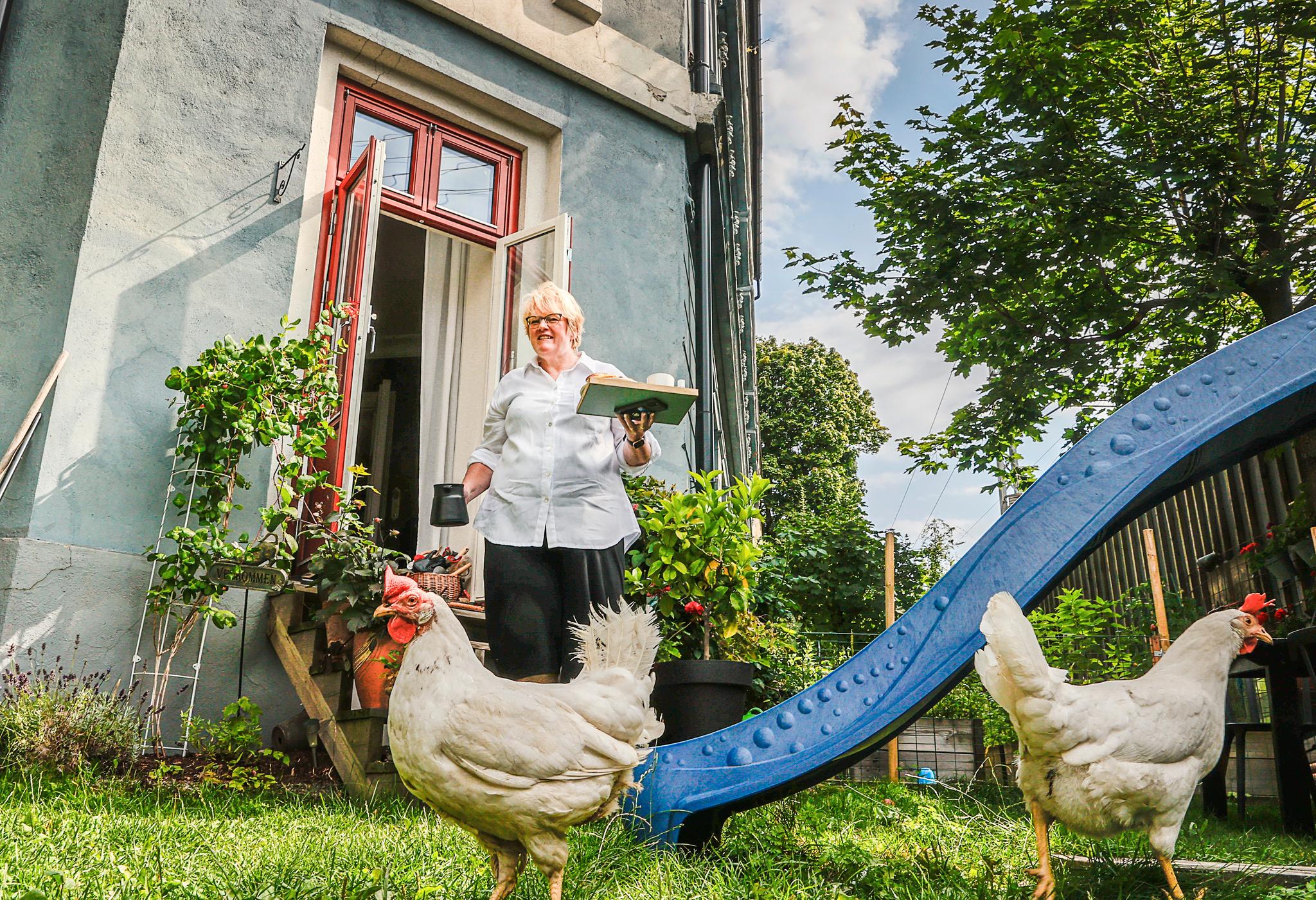 Trine Skei Grande deler en høneflokk med naboene i Gamlebyen i Oslo.