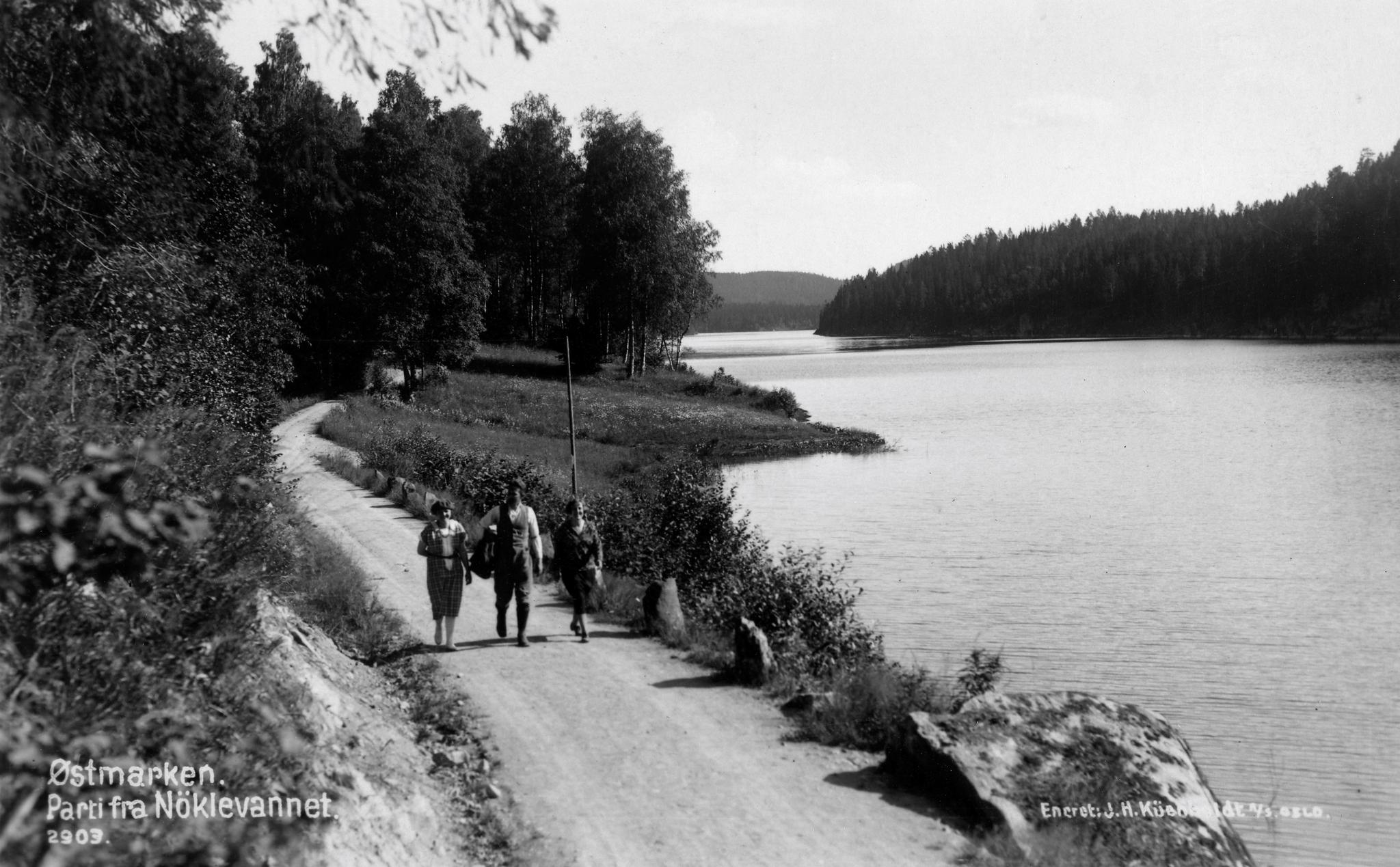 På tur langs Nøklevann, 1930-årene.