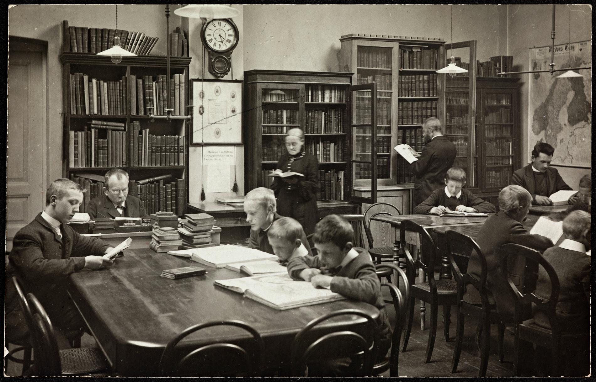  ANNO 1906: I Valborg Platous sjefstid ble biblioteket et av landets største. Her står hun (under klokken) i leserommet i lokalene i Kjøttbasaren, der biblioteket var frem til den nye bygningen sto klar i 1917.  