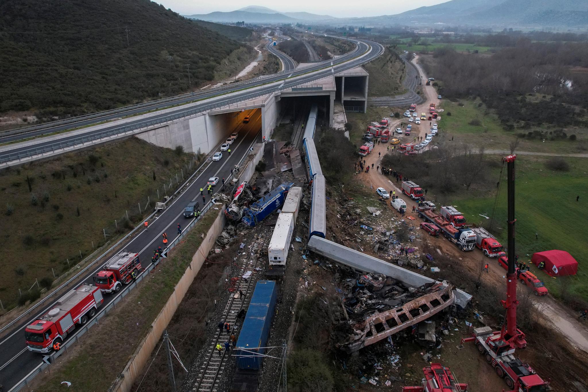 Et godstog og et passasjertog kolliderte front mot front i Hellas sent tirsdag kveld.  Slik så det ut på ulykkesstedet onsdag morgen.