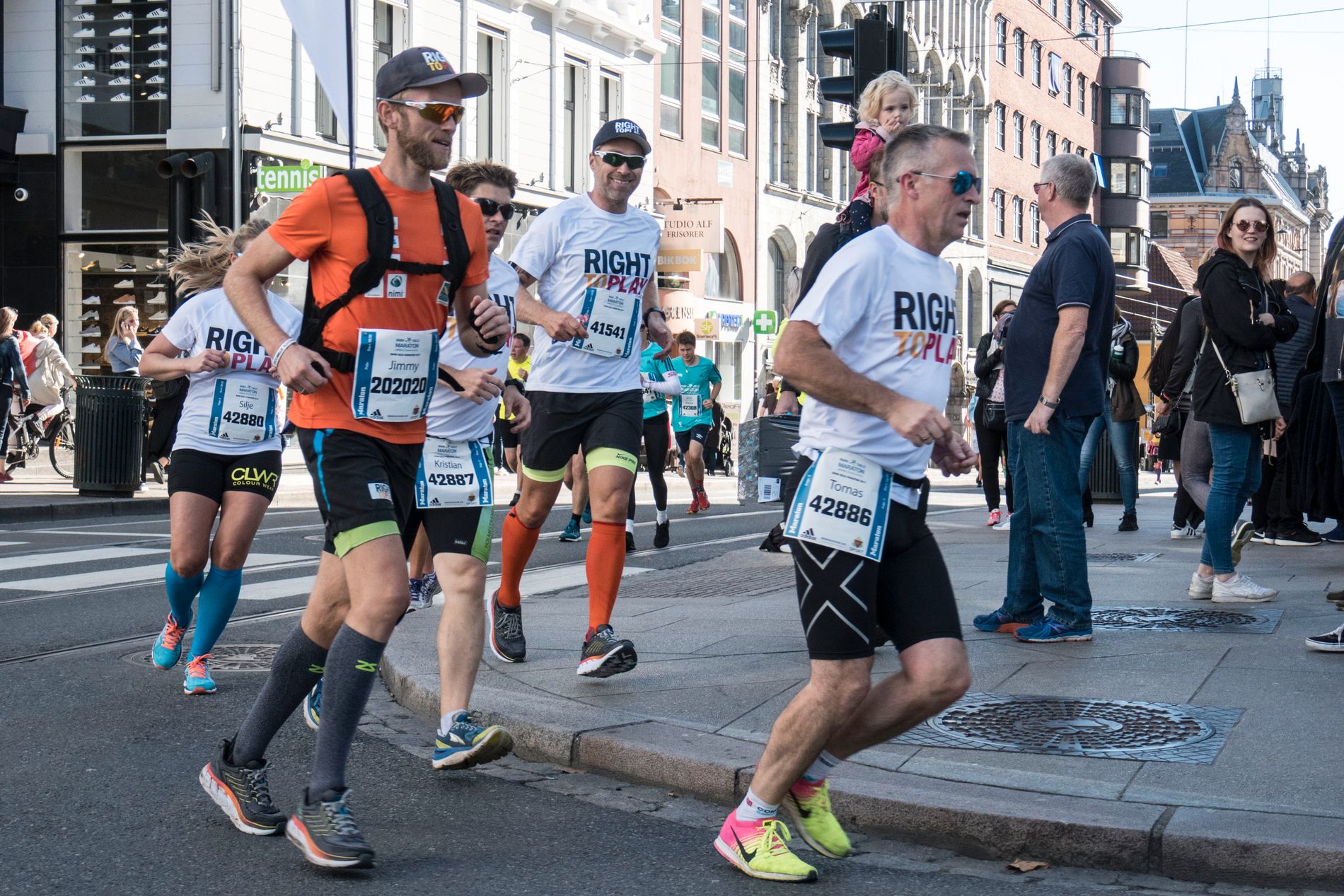 Daglig leder i Rights To Play, Jimmy Vika (t.v.), klarer å forstå hvor pågangsmotet til Stinton kommer fra. Selv fullførte han 20 maraton på 20 dager. Her avbildet under Oslo Maraton i 2017.