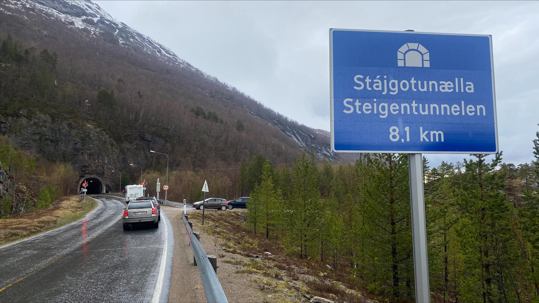 Fire mennesker mistet livet da en bil og en traktor kolliderte i den 8 kilometer lange Steigentunnelen i Nordland.